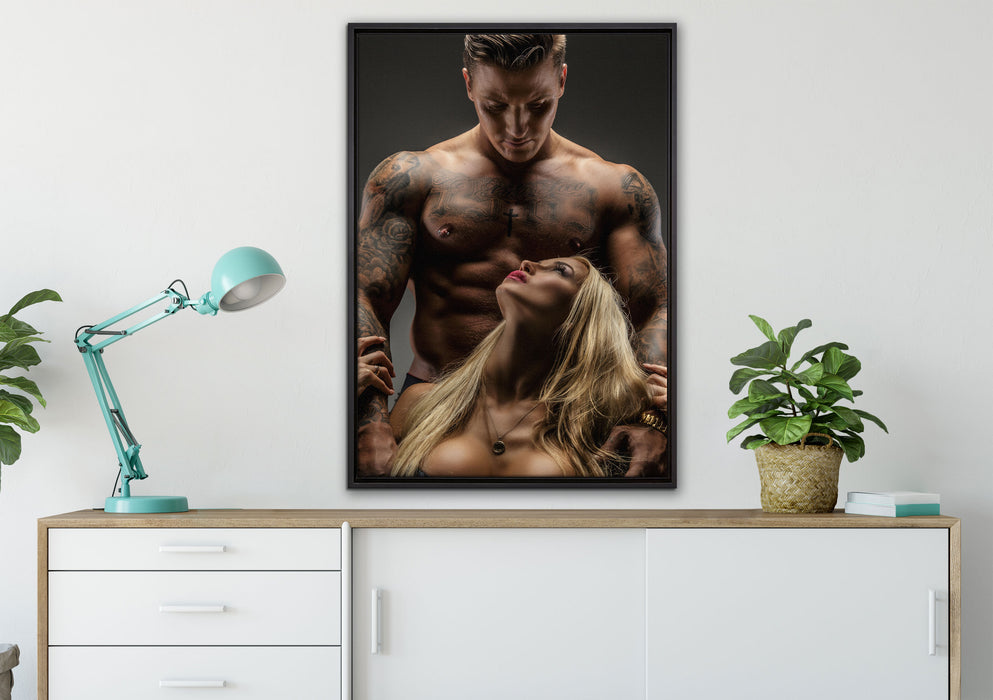 Sexy Frau mit tätowiertem Mann auf Leinwandbild gerahmt verschiedene Größen im Wohnzimmer