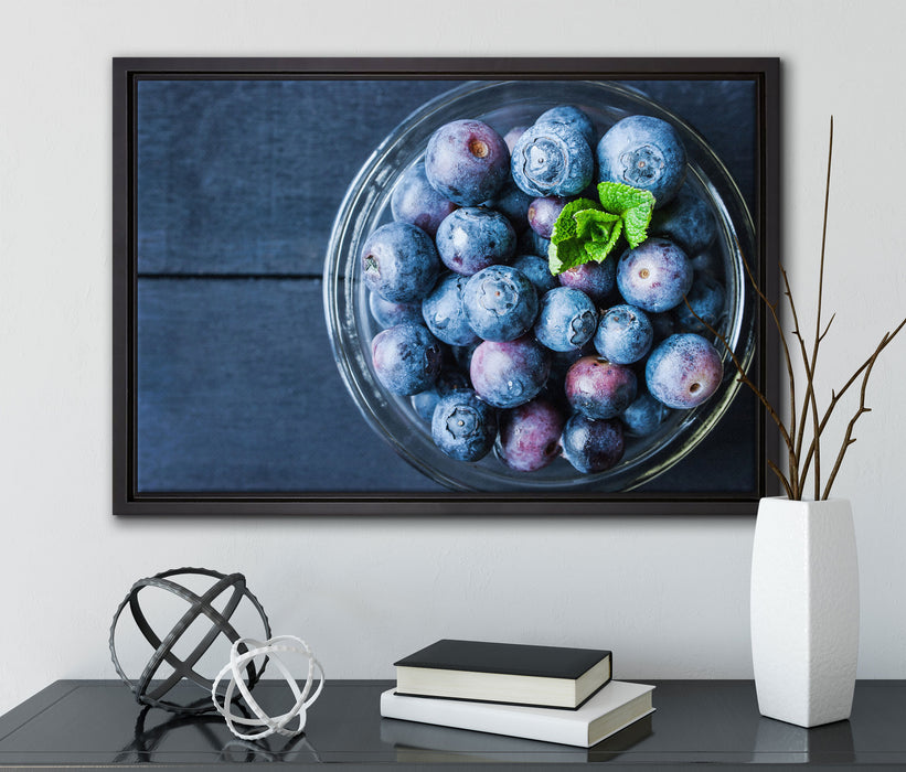 Glas mit frischen Blaubeeren auf Leinwandbild gerahmt mit Kirschblüten