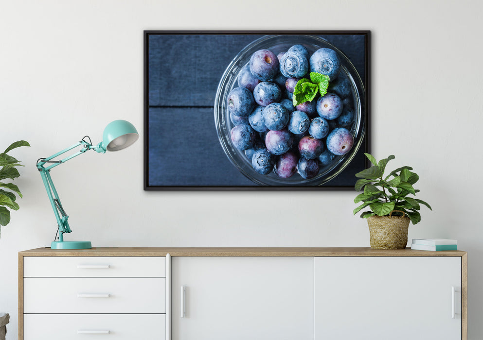 Glas mit frischen Blaubeeren auf Leinwandbild gerahmt verschiedene Größen im Wohnzimmer