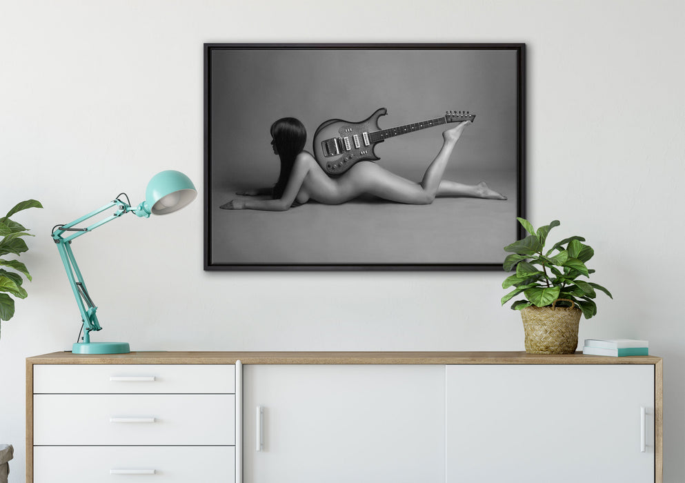 Nackte Frau mit Gitarre auf Leinwandbild gerahmt verschiedene Größen im Wohnzimmer