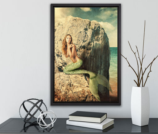 Meerjungfrau hinter Felsen auf Leinwandbild gerahmt mit Kirschblüten