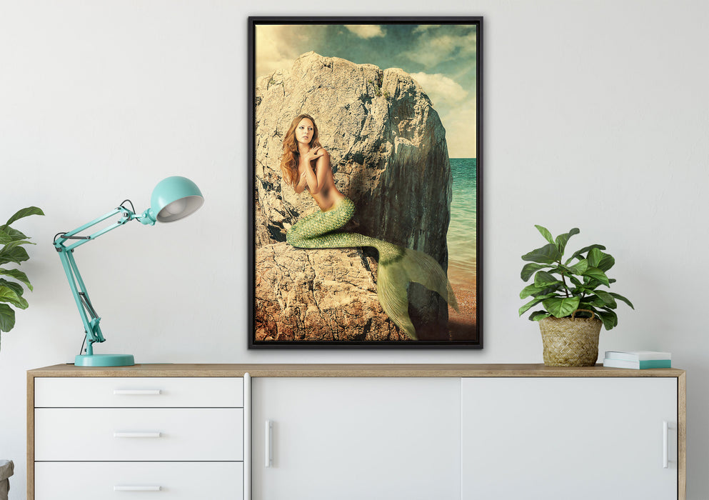 Meerjungfrau hinter Felsen auf Leinwandbild gerahmt verschiedene Größen im Wohnzimmer