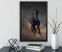 Elegantes schwarzes Pferd auf Leinwandbild gerahmt mit Kirschblüten