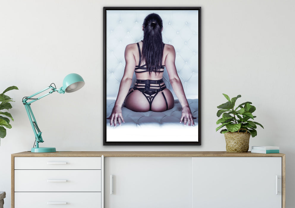 Brünette Frau in sexy Dessous auf Leinwandbild gerahmt verschiedene Größen im Wohnzimmer