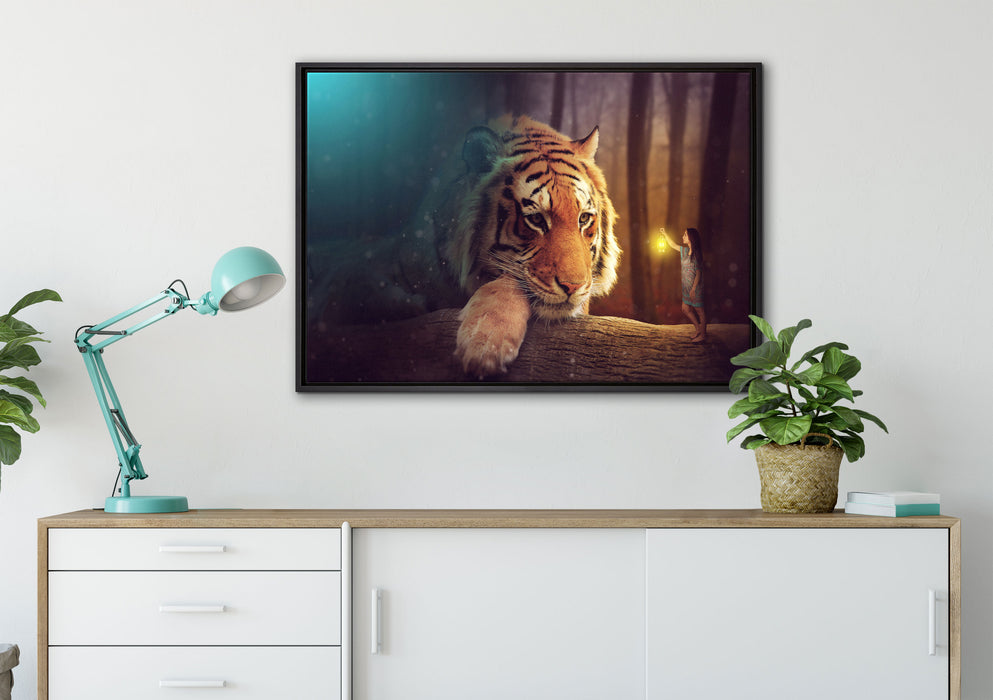 Eine Frau und ein Riesen-Tiger auf Leinwandbild gerahmt verschiedene Größen im Wohnzimmer