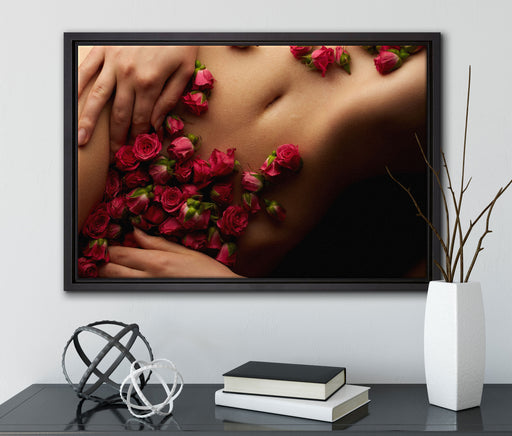 weiblicher Körper mit Rosen Blumen auf Leinwandbild gerahmt mit Kirschblüten