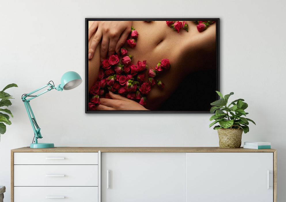 weiblicher Körper mit Rosen Blumen auf Leinwandbild gerahmt verschiedene Größen im Wohnzimmer