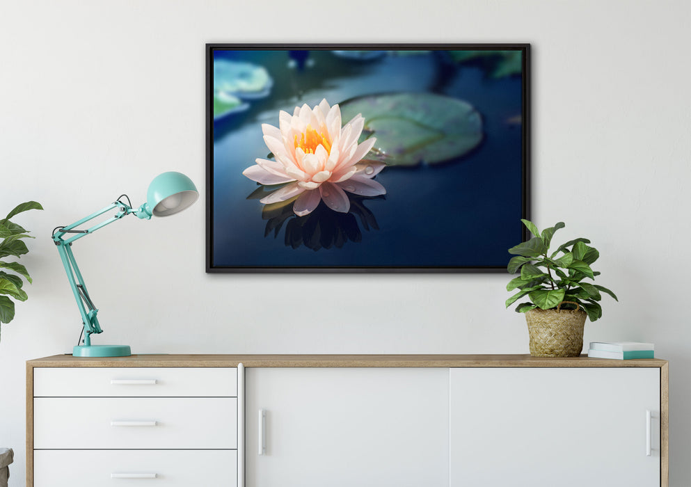 Eine rosa Lotusblume in Teich auf Leinwandbild gerahmt verschiedene Größen im Wohnzimmer
