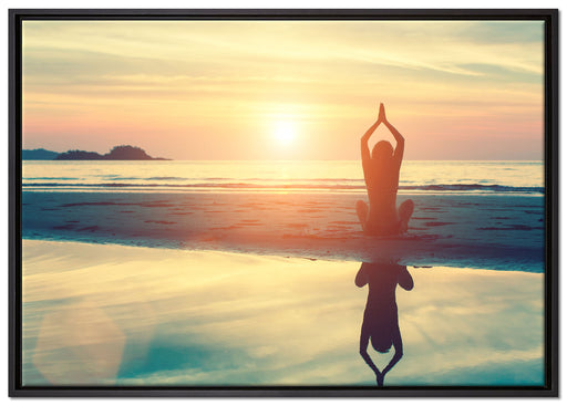 Frau in einer Yogapose am Strand auf Leinwandbild gerahmt Größe 100x70