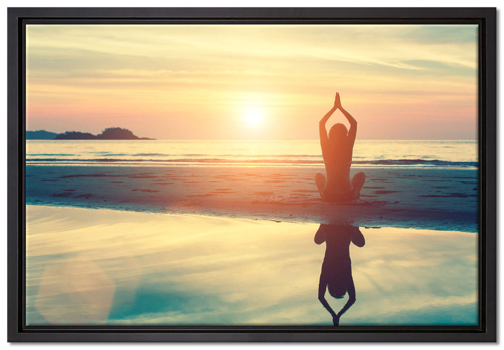 Frau in einer Yogapose am Strand auf Leinwandbild gerahmt Größe 60x40