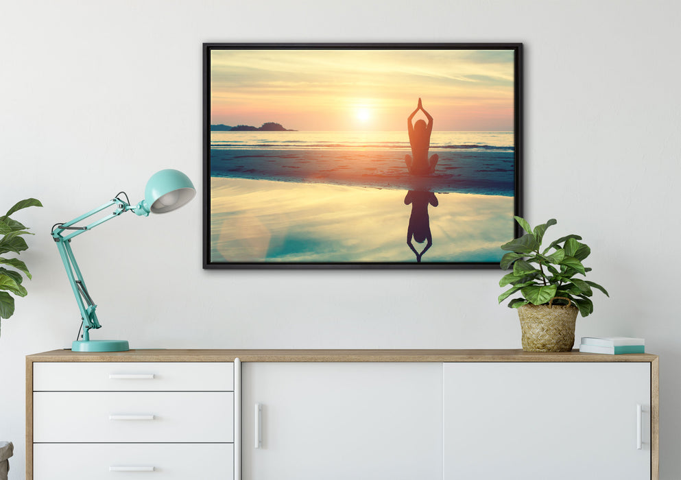 Frau in einer Yogapose am Strand auf Leinwandbild gerahmt verschiedene Größen im Wohnzimmer