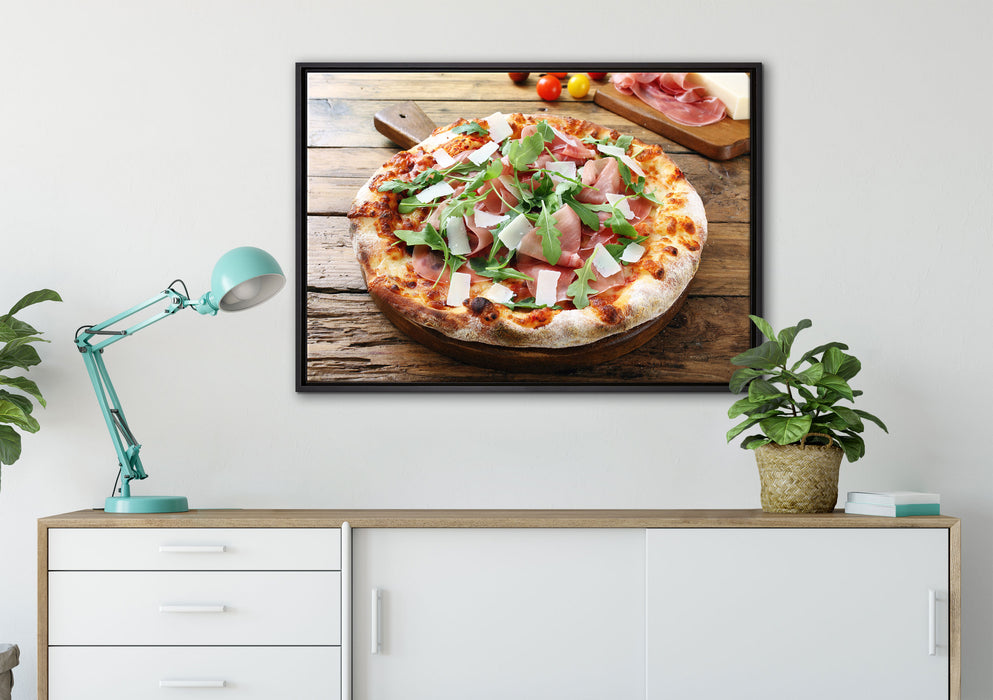 Prosciutto Pizza auf Holztisch auf Leinwandbild gerahmt verschiedene Größen im Wohnzimmer