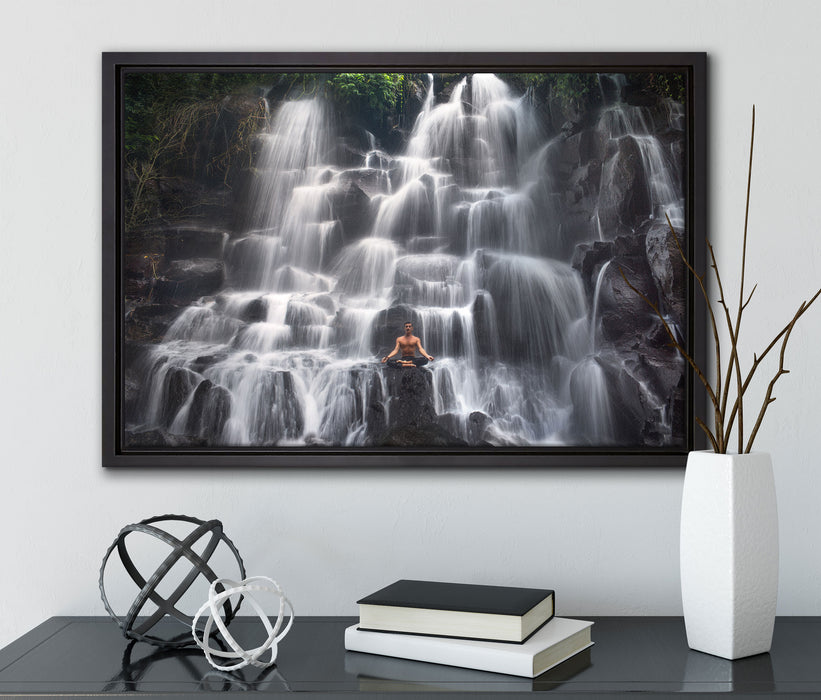 Yoga am Wasserfall in Bali auf Leinwandbild gerahmt mit Kirschblüten