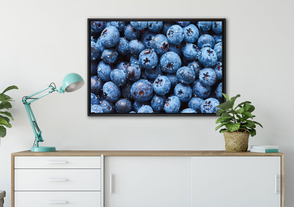 Blaubeeren mit Wassertropfen auf Leinwandbild gerahmt verschiedene Größen im Wohnzimmer
