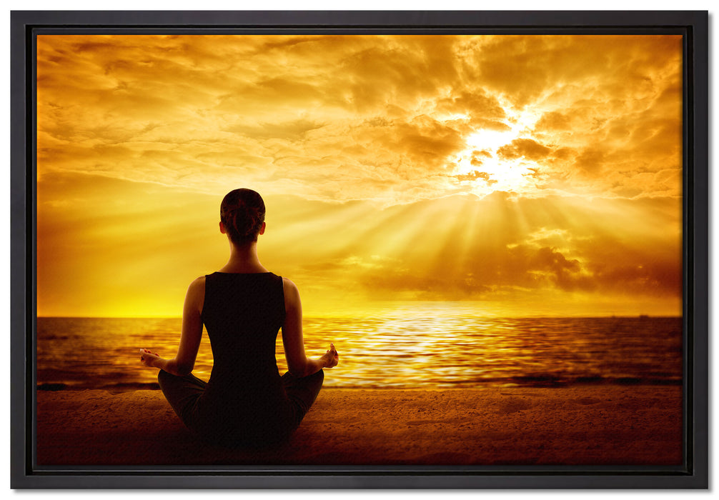 Frau meditiert am Strand auf Leinwandbild gerahmt Größe 60x40