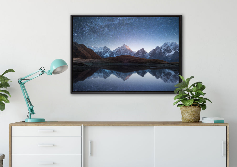 Sternenhimmel über dem Gebirge auf Leinwandbild gerahmt verschiedene Größen im Wohnzimmer