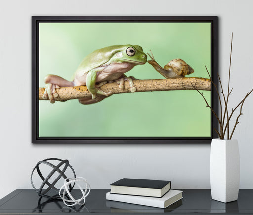 der Frosch und die Schnecke auf Leinwandbild gerahmt mit Kirschblüten