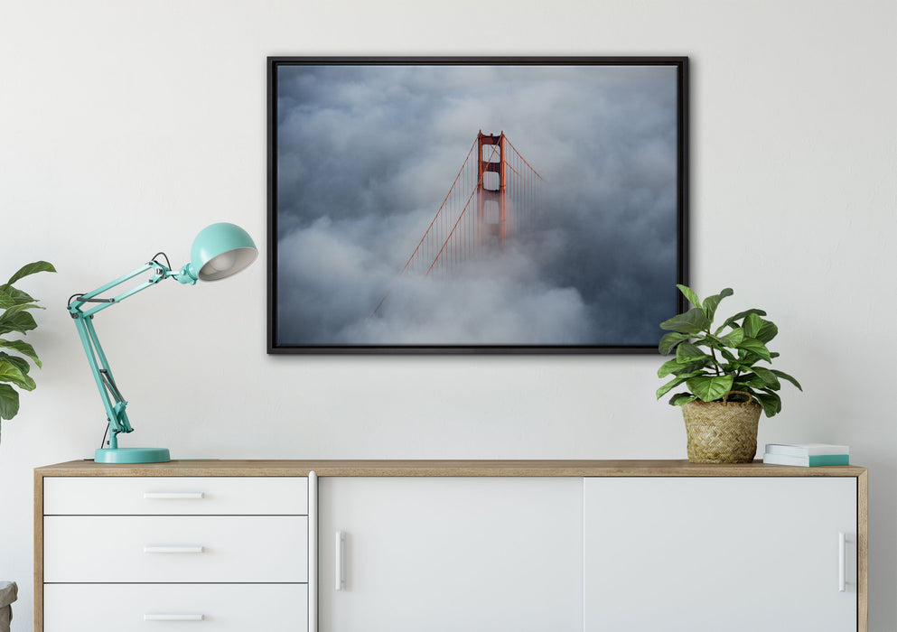 Golden Gate Bridge über den Wolken auf Leinwandbild gerahmt verschiedene Größen im Wohnzimmer