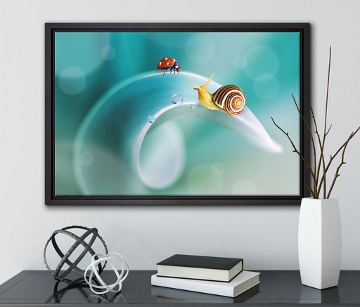 eine Schnecke und Marienkäfer auf Leinwandbild gerahmt mit Kirschblüten