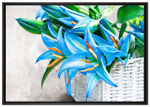schöne blaue Blumen im Körbchen auf Leinwandbild gerahmt Größe 100x70
