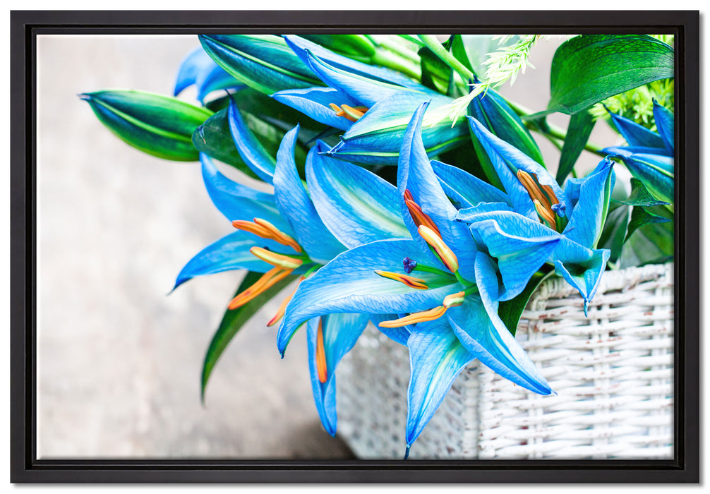 schöne blaue Blumen im Körbchen auf Leinwandbild gerahmt Größe 60x40