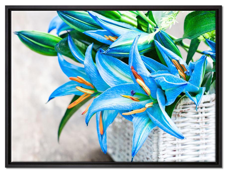 schöne blaue Blumen im Körbchen auf Leinwandbild gerahmt Größe 80x60