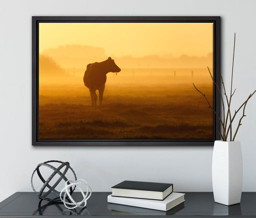 eine fressende Kuh auf der Weide auf Leinwandbild gerahmt mit Kirschblüten