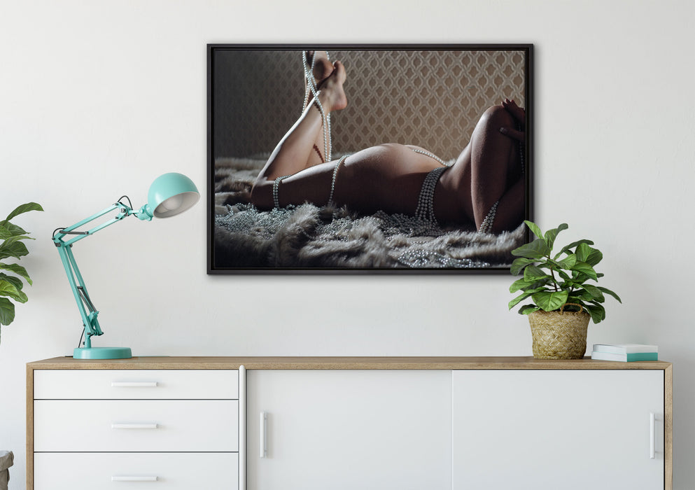 nackte Frau in Perlen eingewickelt auf Leinwandbild gerahmt verschiedene Größen im Wohnzimmer