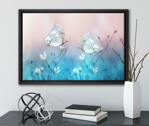 Schmetterling auf kleinen Blumen auf Leinwandbild gerahmt mit Kirschblüten