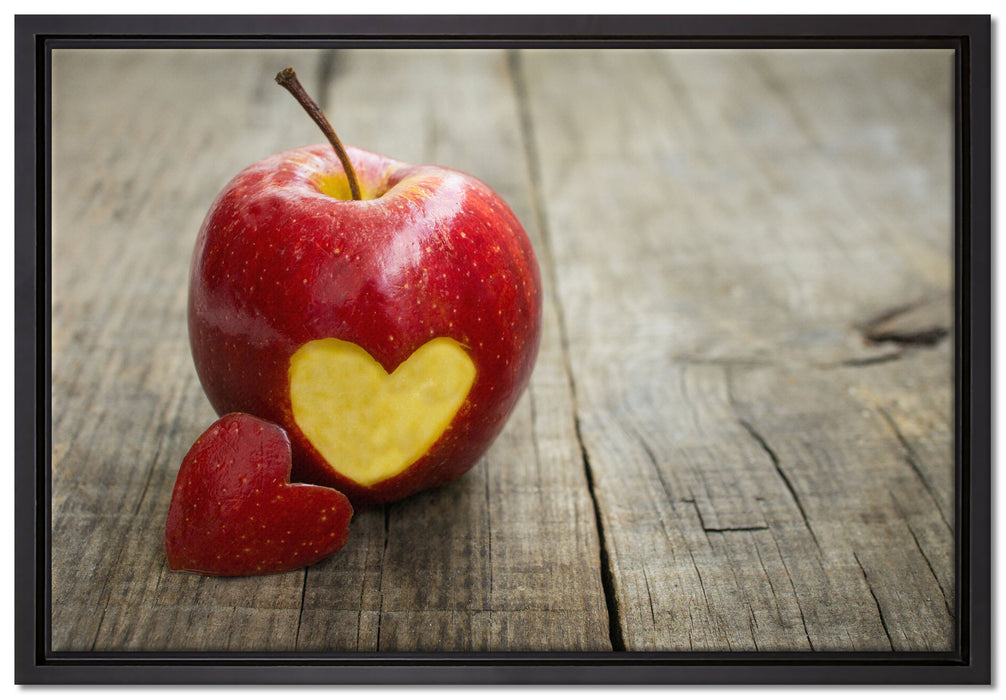 Herzschnitzerei in Apfel auf Leinwandbild gerahmt Größe 60x40