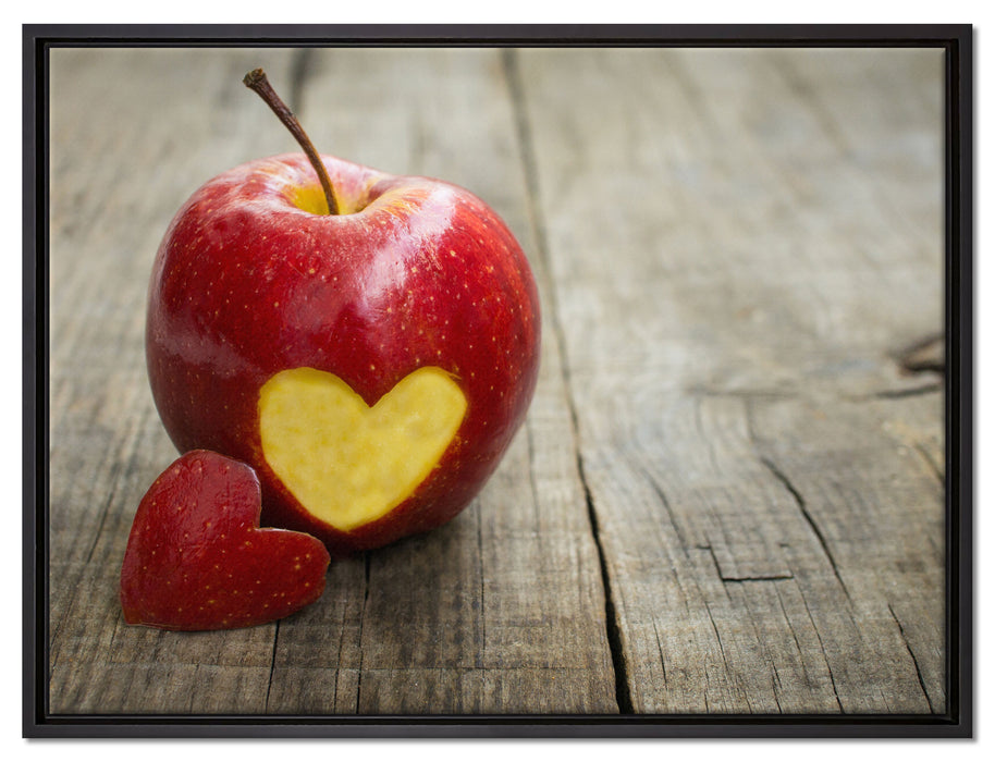 Herzschnitzerei in Apfel auf Leinwandbild gerahmt Größe 80x60