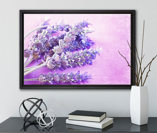 getrockneter Lavendel auf Leinwandbild gerahmt mit Kirschblüten