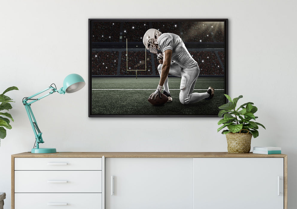 knieender Football-Spieler auf Leinwandbild gerahmt verschiedene Größen im Wohnzimmer