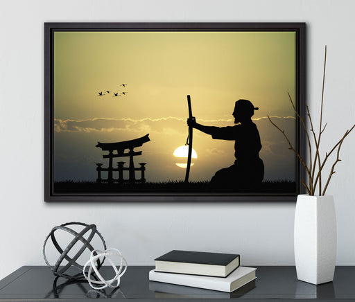 Samurai-Meister vor Horizont auf Leinwandbild gerahmt mit Kirschblüten