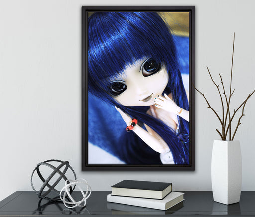 Pullip-Puppe mit blau Haaren auf Leinwandbild gerahmt mit Kirschblüten
