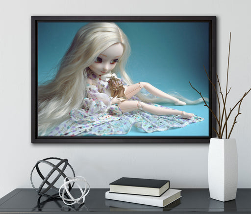 blonde Pullip-Puppe mit Vogelkäfig auf Leinwandbild gerahmt mit Kirschblüten