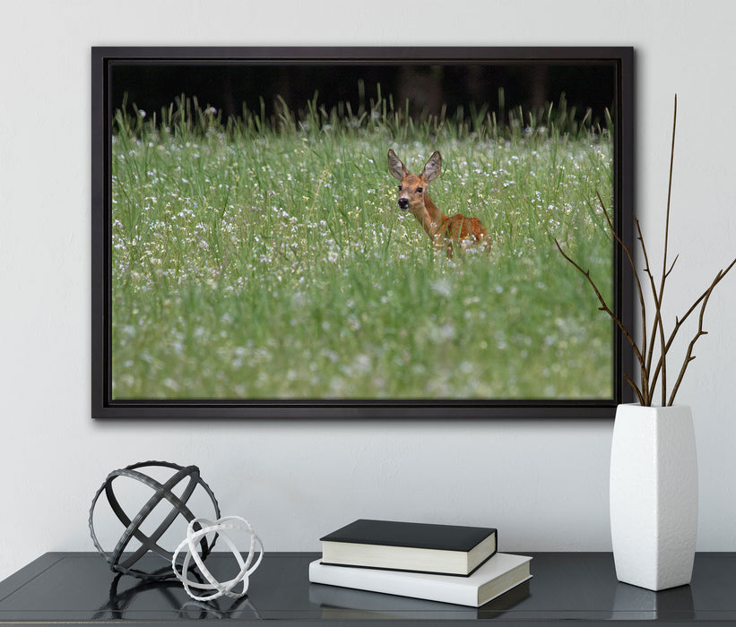 kleines Rehkitz auf Wiese auf Leinwandbild gerahmt mit Kirschblüten
