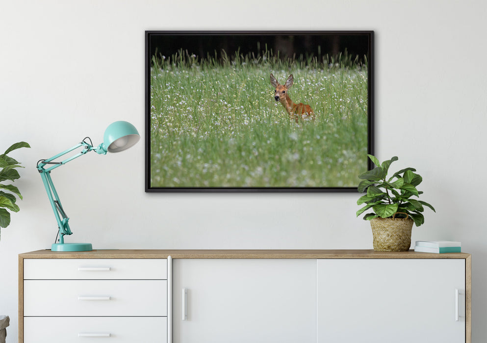 kleines Rehkitz auf Wiese auf Leinwandbild gerahmt verschiedene Größen im Wohnzimmer