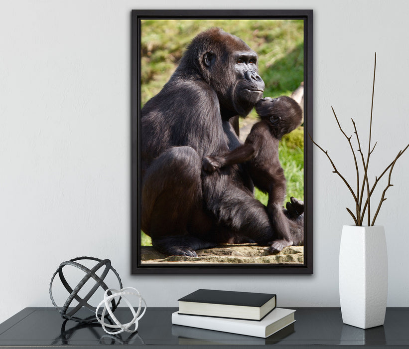Gorilla-Baby küsst seine Mutter auf Leinwandbild gerahmt mit Kirschblüten