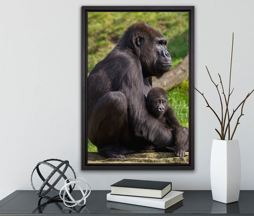 Liebevolle Gorillafamilie auf Leinwandbild gerahmt mit Kirschblüten