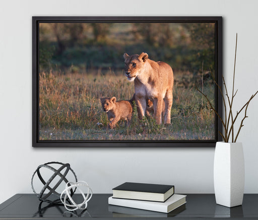 Löwenmutter mit Jungtieren auf Leinwandbild gerahmt mit Kirschblüten