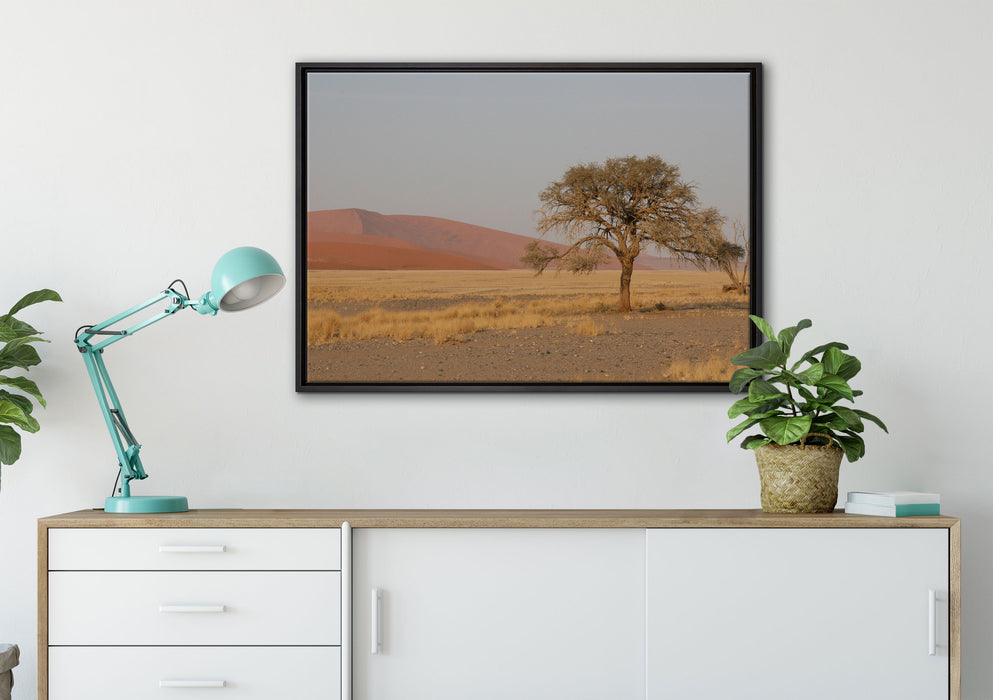 einzelner Baum in Wüste auf Leinwandbild gerahmt verschiedene Größen im Wohnzimmer