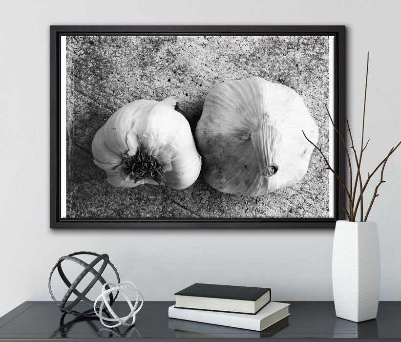 zwei Knoblauchknollen auf Leinwandbild gerahmt mit Kirschblüten