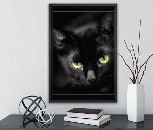 schöne schwarze Katze auf Leinwandbild gerahmt mit Kirschblüten