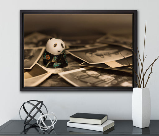 Panda Figur zwischen Fotografien auf Leinwandbild gerahmt mit Kirschblüten