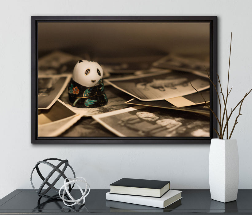Panda Figur zwischen Fotografien auf Leinwandbild gerahmt mit Kirschblüten