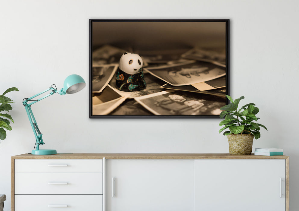 Panda Figur zwischen Fotografien auf Leinwandbild gerahmt verschiedene Größen im Wohnzimmer