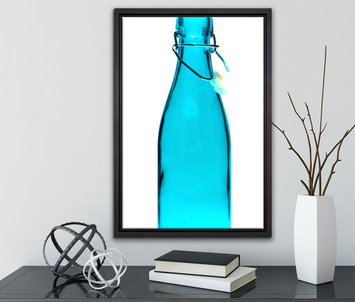 blaue Glasflasche auf Leinwandbild gerahmt mit Kirschblüten