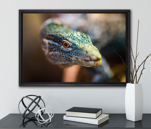 farbenfroher Waran auf Leinwandbild gerahmt mit Kirschblüten