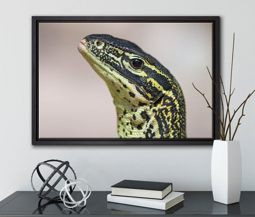 wachsamer Leguan auf Leinwandbild gerahmt mit Kirschblüten